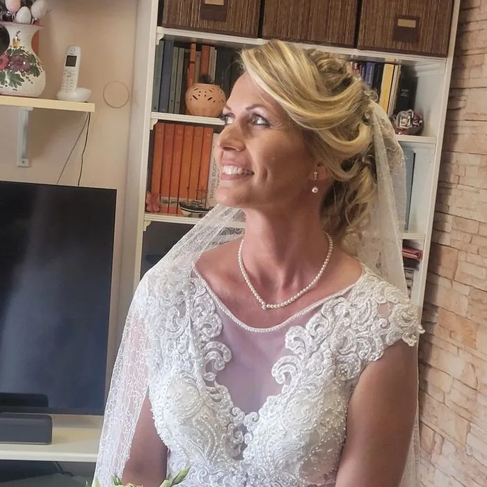 Acconciatura da sposa raccolta fatta da Capellimania