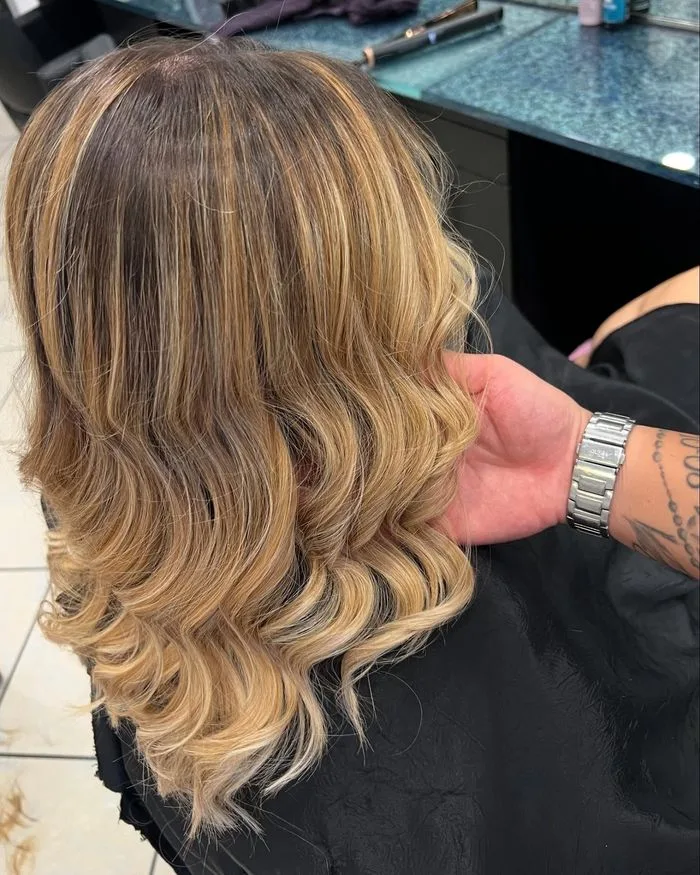 Balayage biondo mosso fatto da Capellimania, vista di spalle